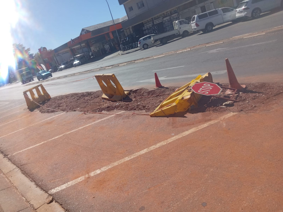 Van_Riebeeck_2nd_Street_unrepaired.JPG